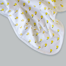 Laden Sie das Bild in den Galerie-Viewer, Babydecke Weiß mit Gelben Birnen